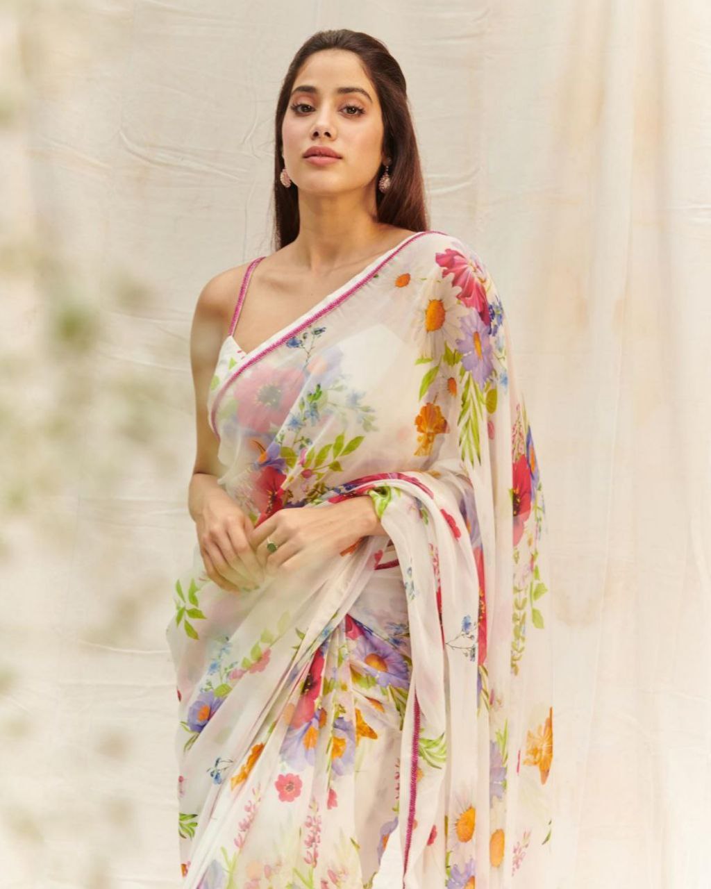 Exclusive White Pure Georgette Digital Printed Saree With Blouse (LQNC5181)
